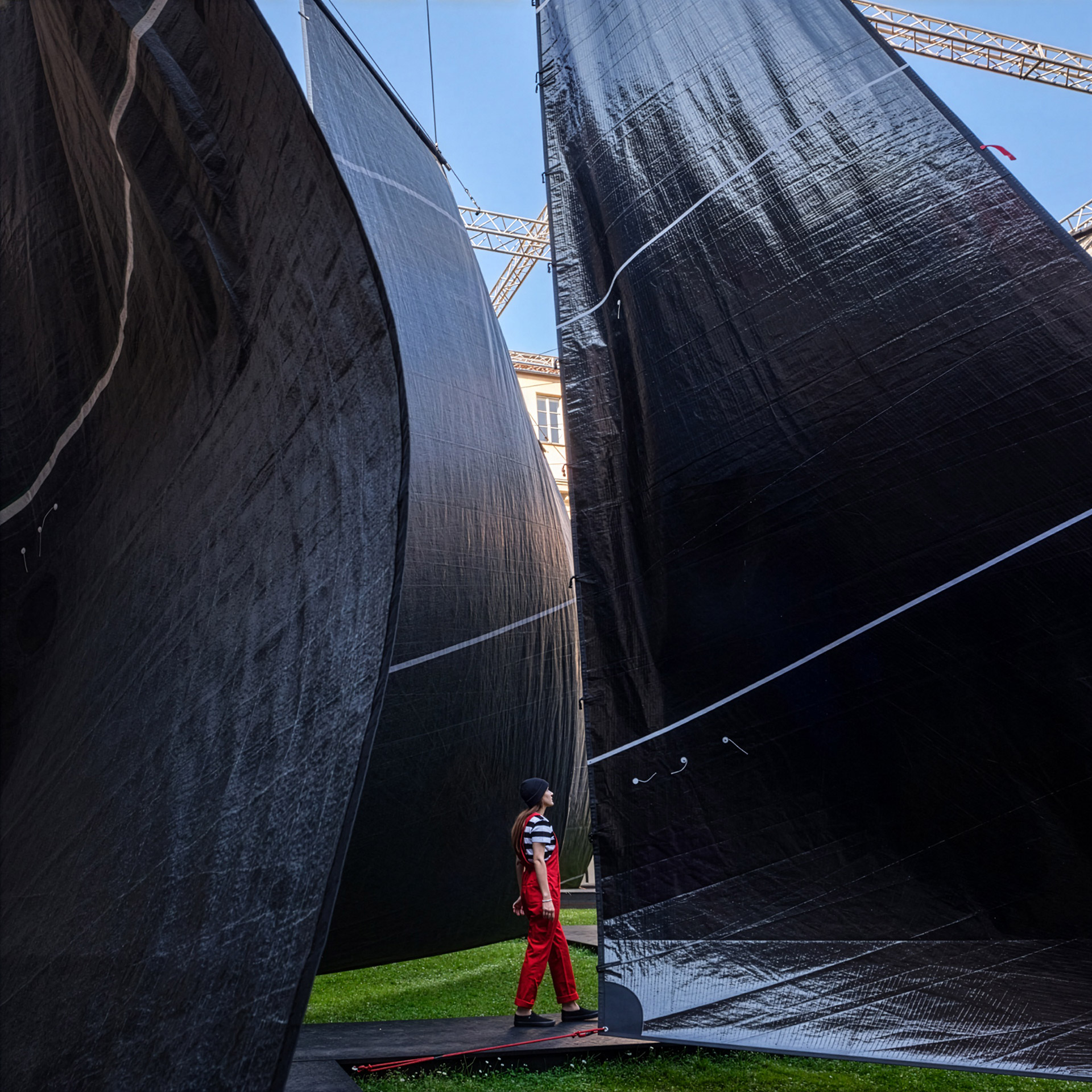 Sanlorenzo celebra la poesia del mare alla Milan Design Week con l’installazione Wind Labyrinth